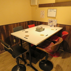 店内奥のテーブル席です