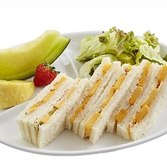 2位　ズワイガニとマンゴーのサンドイッチ