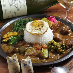 独自ブレンドスパイスでじっくり煮込む、香り高い深みある特製カレーの一皿の写真