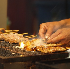 備長炭で丁寧に焼き上げる串焼き