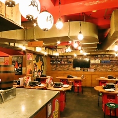 ビール箱とベニヤ板で造られたテーブルが昭和の雰囲気を感じる店内です。