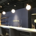 カウンター、テーブル席全てコンセント完備！