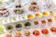 ワインやパティシエ特製のデザートなどが食べ放題