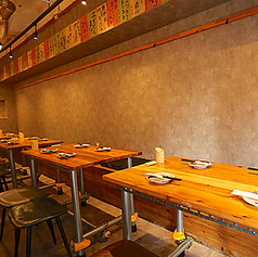 ずらりと並んだメニュー木札が、飲食店の活気を物語るテーブルエリア☆グレーの壁がモダンな印象を与えつつ、木の質感が空間を優しく和らげています♪広々としたレイアウトは、大人数でのご宴会や女子会にも対応可能◎美味しいお料理を囲んで、ワイワイと賑やかに過ごす夜。心ゆくまでお喋りと食事を楽しめる特等席です♪