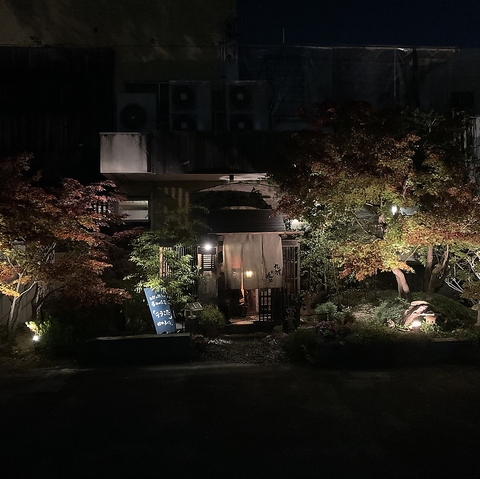 少人数から大人数まで、古材を使用した手作りの個室が豊富。様々なシーンでご利用OK