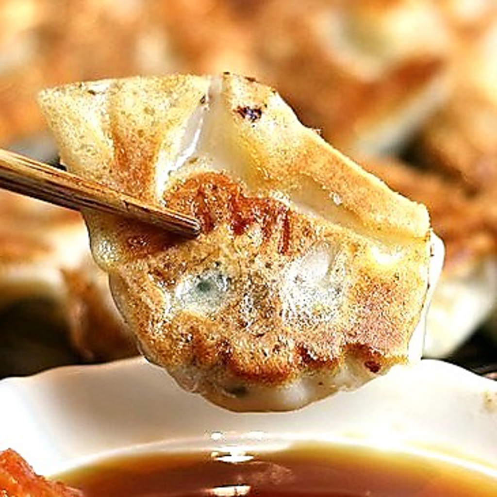 手作り博多一口餃子520円　外はパリッと中は溢れる肉汁でジューシーに♪本場博多風に柚子胡椒で☆