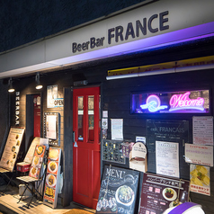 イームズチェアーを配置した広々とした店内で、ゆっくり座ってお話しすれば時間を忘れてしまうくらいのんびり。