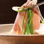 新鮮な野菜と共に、きめ細やかなサシが入った柔らかい肉をしゃぶしゃぶで心ゆくまでご堪能ください◎