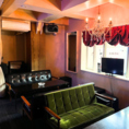 12名様までご利用いただけるVIPルームは、カーテンで仕切られた個室空間。デートやコンパ、友人同士の小規模な集まりに最適です。カラオケを完備しており、歌やゲームで盛り上がることも可能。誕生日や記念日には、サプライズ演出もご相談いただけます。