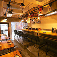 20～30名◎オープンキッチンから広がる香ばしい匂いが店全体を包み込む、貸切に最適な空間です☆カウンターとテーブル席が緩やかに繋がっており、どの席にいてもお互いの顔が見えるのが嬉しいポイント♪こだわりの内装に囲まれて、お店をまるごと貸切る贅沢を味わえます★仲間との絆が深まる、特別なイベントや打ち上げに◎