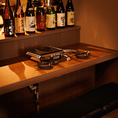 店内に入ると、まず目に飛び込むのが焼き台を囲んで楽しめるカウンター席です。目の前で調理される様子を眺めながら、出来立て熱々の「まっさか鳥焼肉」や一品料理を堪能できます◎