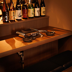 店内に入ると、まず目に飛び込むのが焼き台を囲んで楽しめるカウンター席です。目の前で調理される様子を眺めながら、出来立て熱々の「まっさか鳥焼肉」や一品料理を堪能できます◎