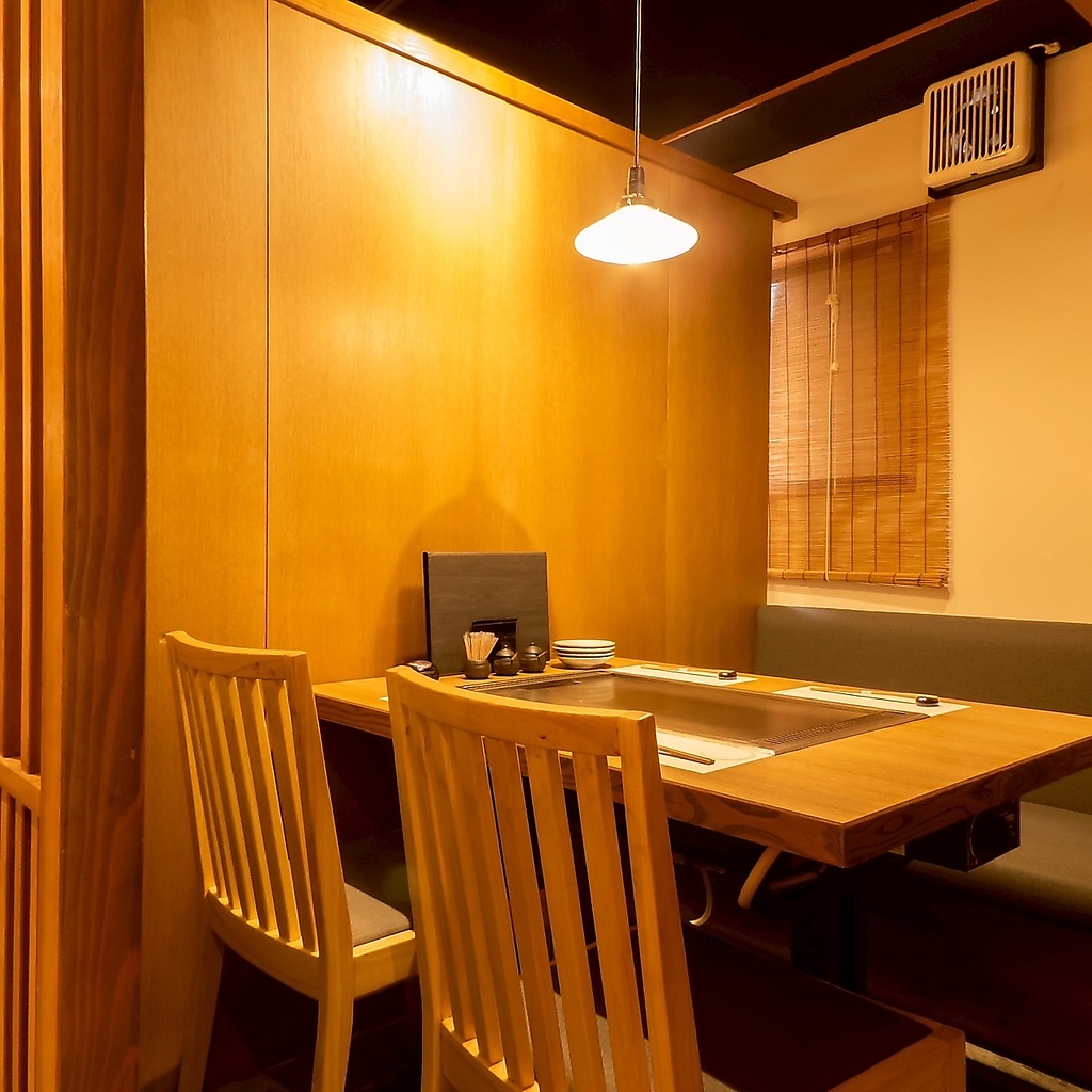 隣とは完全に仕切られているので個室間があるテーブル席。家族や友人との楽しい集まりに◎