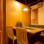 隣とは完全に仕切られているので個室間があるテーブル席。家族や友人との楽しい集まりに◎