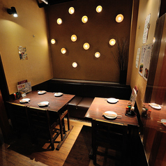 サク飲みやお仕事帰り、友人での飲み会に使い勝手のよいテーブル席♪お隣に2名テーブルがあるのでお席をつなげてご利用も可能です★