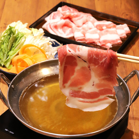 黒豚しゃぶしゃぶ　温泉水仕込みの鍋つゆとサツマポン酢で黒豚のあまいお肉をどうぞ