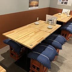 少人数でのご利用におすすめの壁側テーブル席。背面が壁になっているため、周囲を気にせずゆったりとお食事とお喋りに集中いただけます◎落ち着いたトーンの店内で、絶品料理を囲みながらリラックスしたひとときを♪料理をより美味しく引き立てる卓上調味料を自由に使用してお好みの味にカスタマイズもしていただけます◎