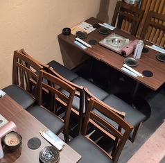 ６名様テーブルは３名様より承ります。ご家族様や会社帰りにもぜひ♪