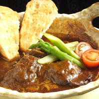 じっくり煮込んだお肉料理もおすすめです！