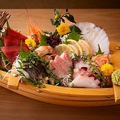 新鮮な魚と日本酒が自慢の当店では、毎朝仕入れる旬の鮮魚を活かした逸品料理を豊富にご用意。料理との相性を考え厳選した日本酒とともに、心ゆくまでお楽しみいただけます。嬉しい飲み放題もあり◎
