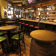 英国イメージのシックな店内で乾杯