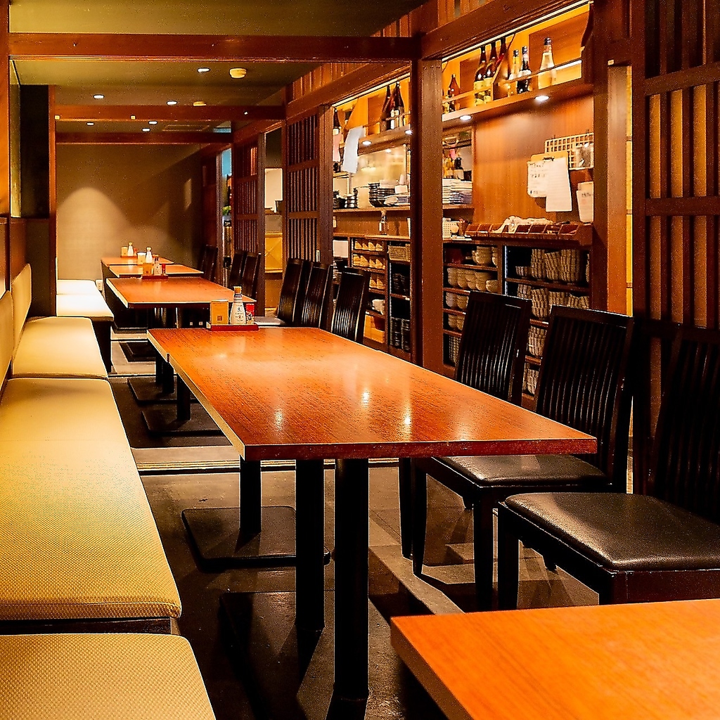 京都駅徒歩1分にある隠れ家風の店内は各種個室も完備です！