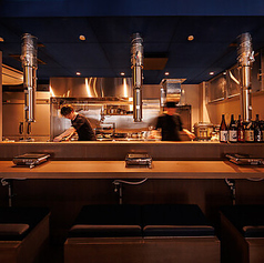 臨場感あふれるカウンター席◎お一人様でも気軽に立ち寄れる雰囲気なので、仕事帰りの一杯にもぴったり！