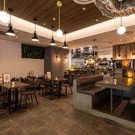 【昼と夜で表情を変える店内】