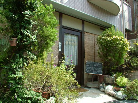 六甲八幡神社の裏通りの隠れ家的なお店。こだわりの広東料理をご堪能ください。
