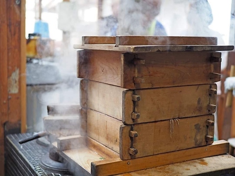 竈でモチモチの食感に蒸しあげられたおこわをお楽しみください