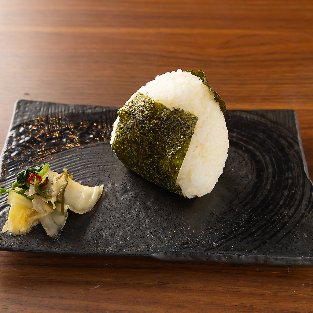 単品お食事メニューではおにぎりや肉じゃが、鍋を取り揃え◎