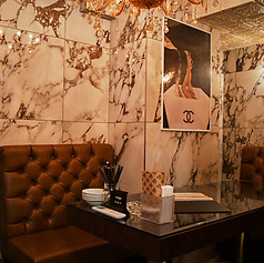 スタイリッシュで豪華な完全個室は、女子会や合コンを華やかに彩る大人の隠れ家。煌びやかな雰囲気の中で楽しむ美味しい料理とお酒は、会話をより弾ませてくれます。プライベート感が守られた特別な空間だからこそ、気兼ねなく盛り上がれるのも魅力。大切なひとときにふさわしい、贅沢な時間を演出します。