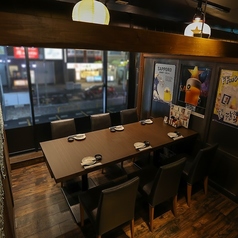 周りを気にせずご利用いただける、テーブルタイプの個室です♪栄駅から徒歩11分の便利な立地で、会社宴会や打ち上げ、忘新年会など、大人数での利用でも隣席を気にせずに盛り上がれます。プライベート感満載の落ち着いた雰囲気の中、美味しい料理を楽しみながら、特別な時間をお過ごしください。大切な人とのひと時に是非!