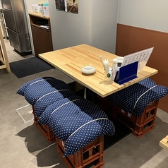 ご家族でのご利用や女子会、少人数での飲み会に最適なプライベート感あるお席です。和モダンで落ち着いた空間なので、どんなシーンにも安心してお使いいただけます◎酒瓶ケースの椅子が可愛い遊び心満載の店内です！清潔感あふれる卓上環境で、ストレスなくお食事を心ゆくまでお楽しみいただけるよう配慮しております◎