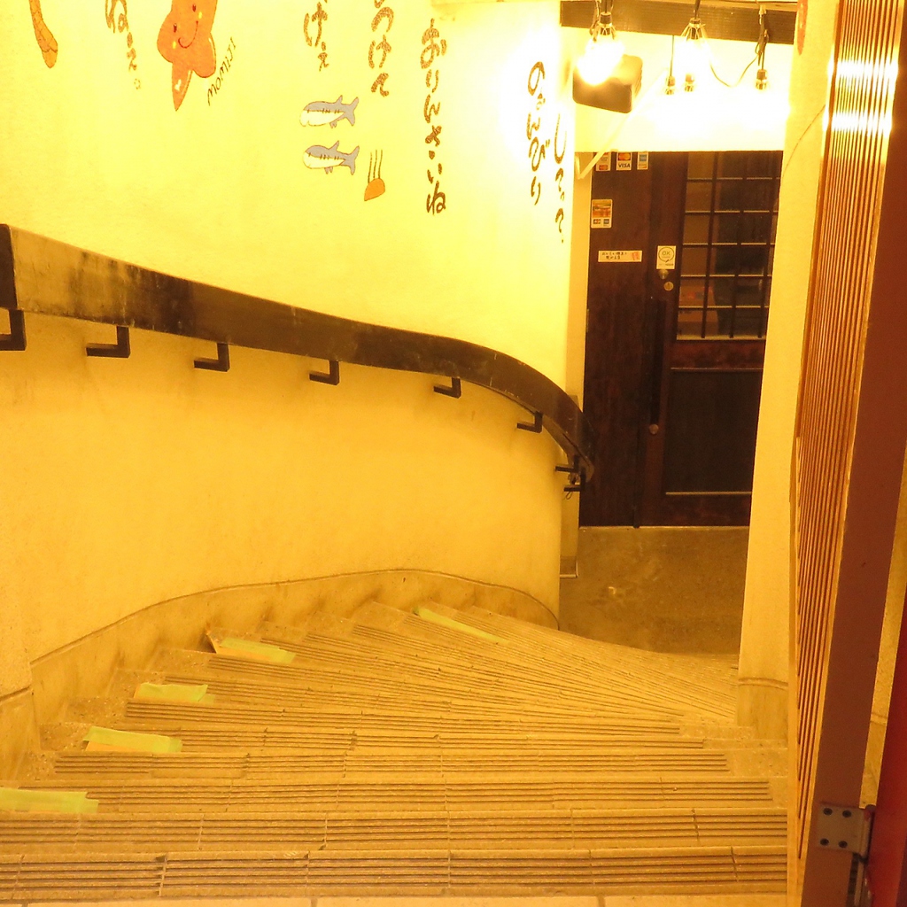 階段を降りると、隠れ家的空間♪掘りごたつ、個室、テーブル席をご用意♪