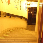 階段を降りると、隠れ家的空間♪掘りごたつ、個室、テーブル席をご用意♪