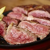 当店人気NO1メニュー！！国産牛フィレ肉をフレンチの技法(アロゼ)を使って肉の旨味を引き出しております。おすすめの逸品です。一流の技で仕上げた牛赤身肉や鶏肉料理を是非ご賞味あれ♪