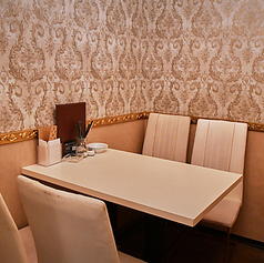 温もりと洗練された照明が織りなす半個室のテーブル席は、程よいプライベート感を大切にした特別空間。女子会や合コンにぴったりで、周囲を気にせず会話を楽しめるのが魅力です。ゴージャスな雰囲気に包まれながら、美味しい料理とお酒をゆったりと堪能でき、仲間との時間がより華やかで思い出深いものになります