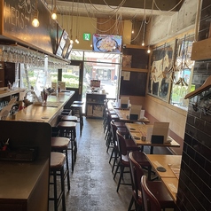 店内はお写真よりも広く、くつろぎやすい空間に！会社宴会にも使いやすいお店となっております♪　ご予約は　横浜駅　肉　ワイン　横浜　大衆ビストロ　女子会　個室　デート　誕生日　記念日を当店で！