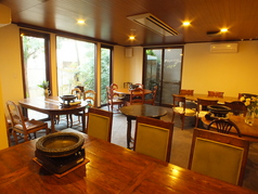 広々とした1階フロアを贅沢にお使いいただけるフロア貸切は10名様～ご利用可能。人数・ご予算に応じたプランをご提案させていただきますので、様々なシーンでのパーティーにご対応いただけます。法事など冠婚葬祭でのご利用には、昼間のお時間帯も貸切プランの相談を受付しております。お気軽にお問い合わせください。