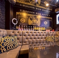 煌びやかな照明と洗練されたインテリアが彩るゴージャスな完全個室は、女子会や合コンにぴったりの特別空間。周囲を気にせずリラックスできるプライベート感たっぷりの環境で、美味しい料理とお酒を心ゆくまで堪能できます。仲間との笑い声が映える贅沢な雰囲気の中、大切なひとときを華やかに演出します。