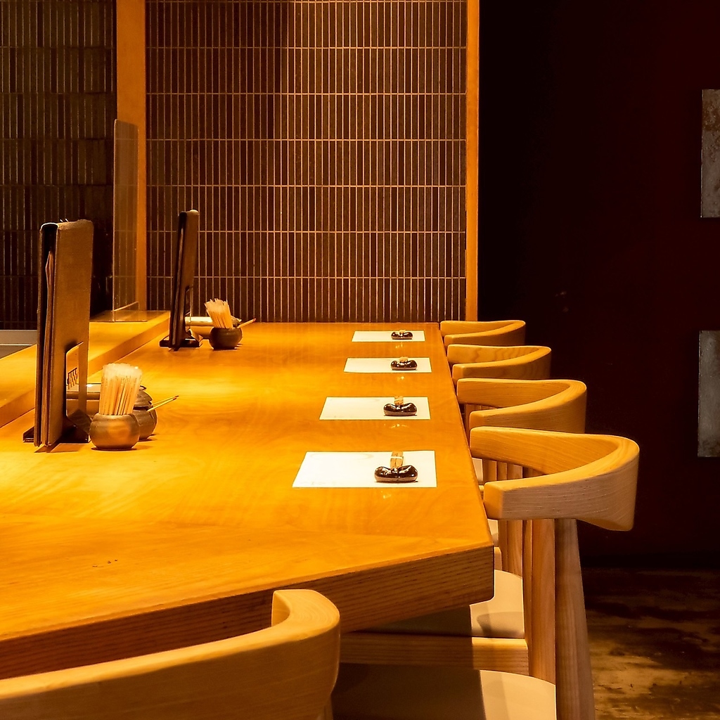 カウンターは全8席ご用意。温もりのある雰囲気。気軽にお立ち寄りください。お一人様も大歓迎です！