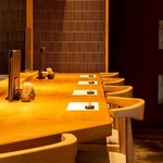 カウンターは全8席ご用意。温もりのある雰囲気。気軽にお立ち寄りください。お一人様も大歓迎です！