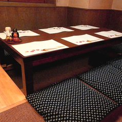 テーブル席は掘りごたつ式となっております。6名席と4名席があり、合わせて10名様でご利用いただくことも可能です。ご予約はお早めに！