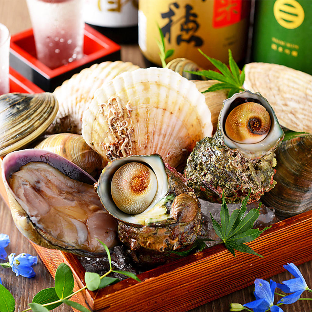 貝焼きがオススメ！新鮮貝を炙り風味豊かに仕上げます。栄で磯の香りをお楽しみください。
