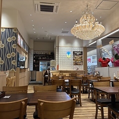 当店のお席は、気の合う友人などとの集まりにぴったりなスペースです。リラックスした雰囲気の中で、楽しい会話と共に美味しい料理をお楽しみいただけます。特別なひとときを演出するための、居心地の良い空間をご提供します。