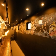 店内の壁面に描かれる黒板アート
