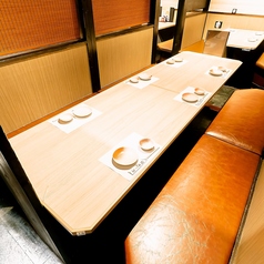 【大小さまざまなお席をご用意】店内は温かみのある明かりで雰囲気抜群♪気の合うお友達との飲み会や女子会などに是非ご利用ください。お席は人数に合わせてご用意できます。ご相談ください！新鮮な海の幸を味わいながら、ゆったりとおくつろぎください。