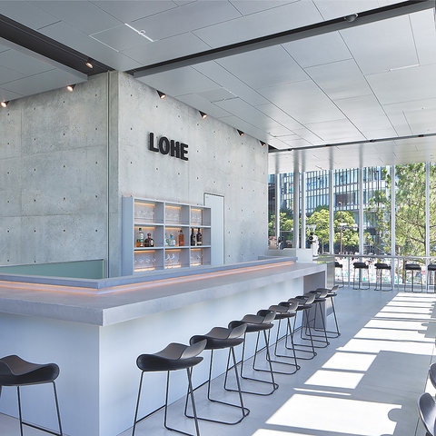 大きな窓から光が差し込む店内。洗練された空間で特別な一杯を。