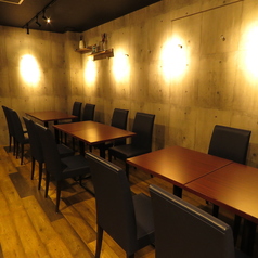 【テーブル4席×4】会社の同僚や仲間と少人数でのご利用にぴったりのお席をご用意しております。広々とゆとりを持った設計のテーブル席となっておりますので、ゆったりとお過ごしいただけます。暖色系の明かりに照らされた落ち着いた雰囲気の店内で、ぜひ皆様で素敵なお時間をお過ごしくださいませ。